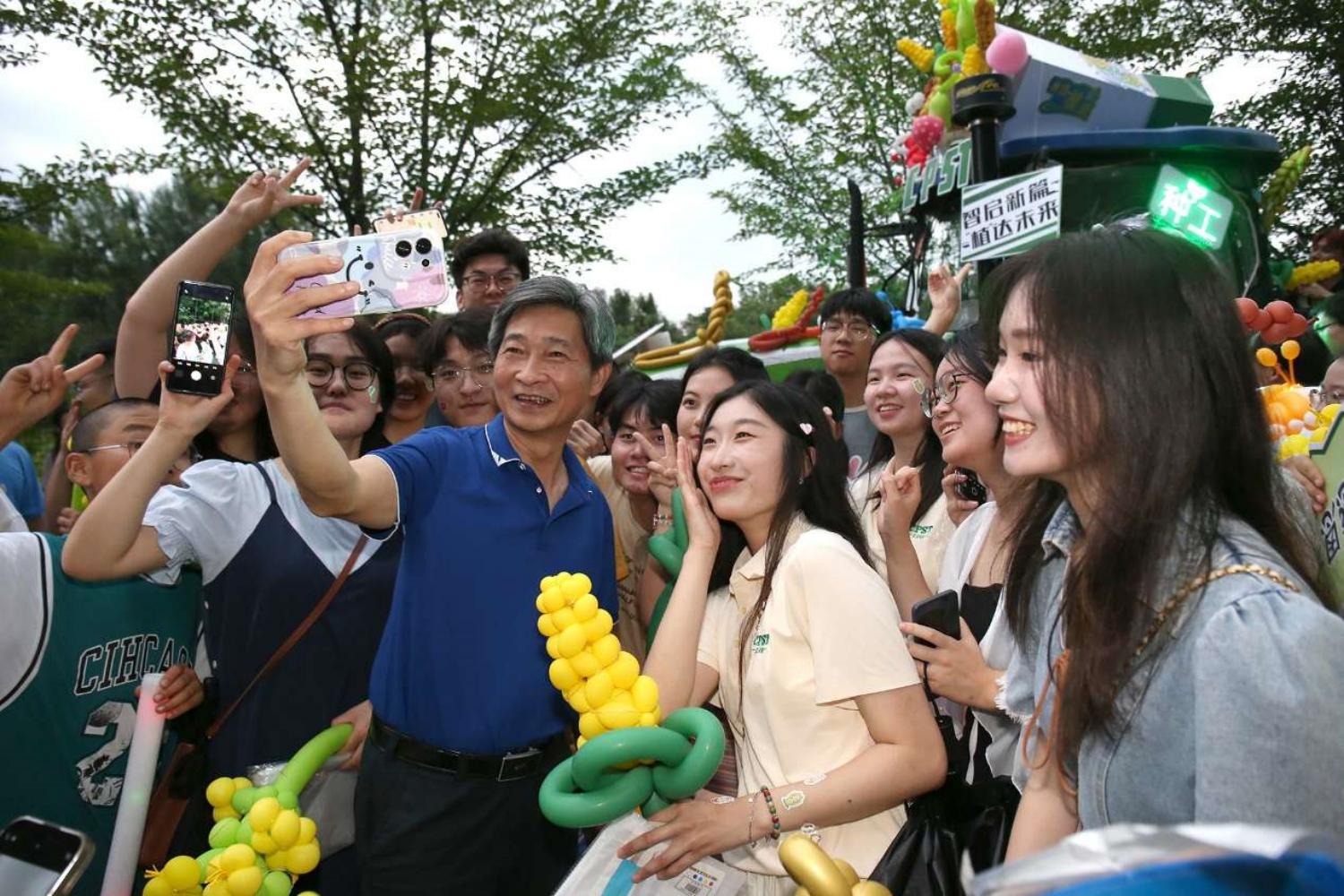 新葡的京集团350vip8888官网党委书记高翅和同学们合影。侯国涛 摄
